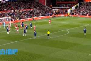 竞技体育-定位球攻势，曼联角球机会，达洛特头球击中横梁