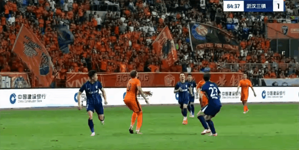 mk体育官方-中超战报：罗竞世界波，李松益自摆乌龙，云南玉昆2-1武汉三镇