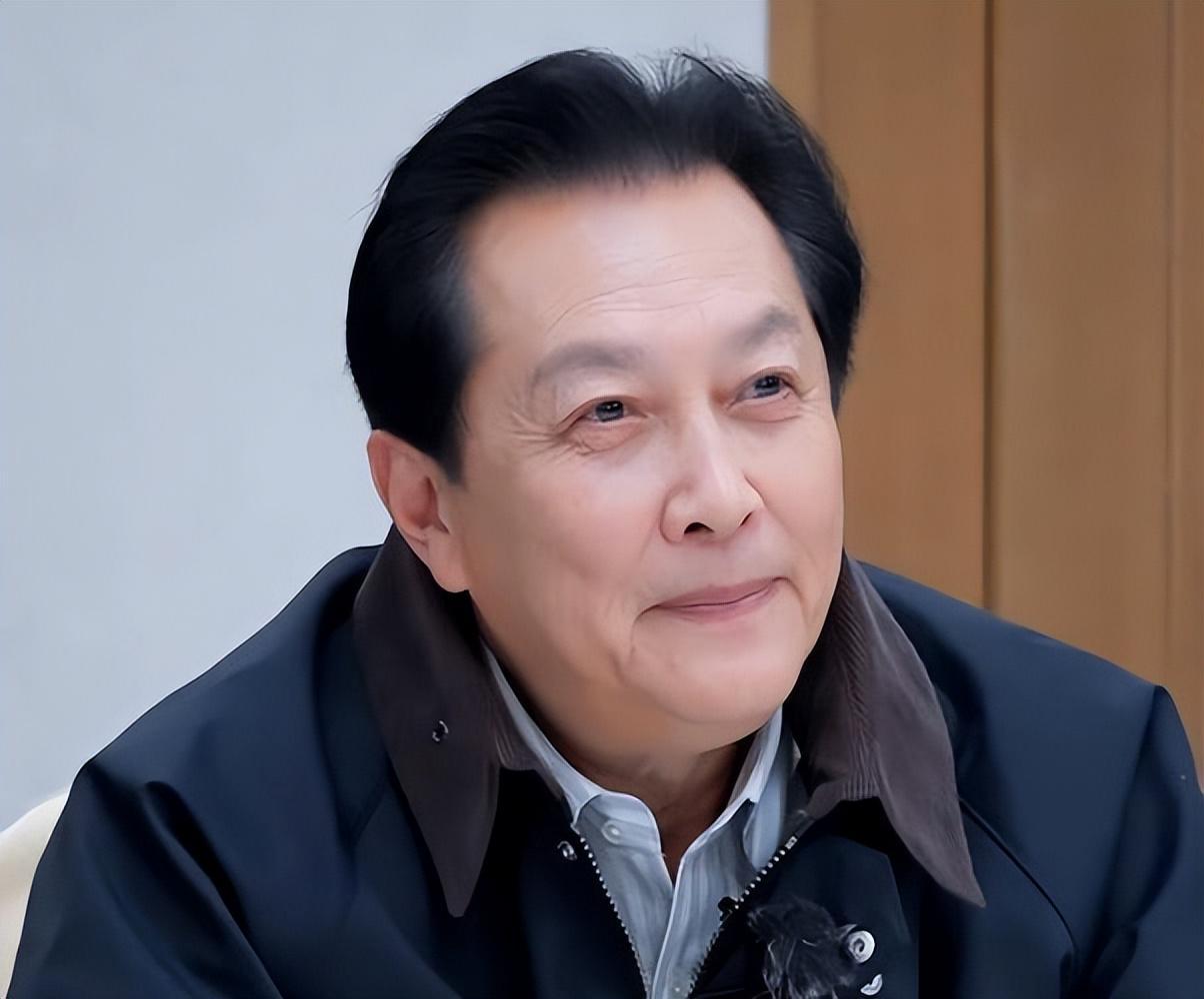 MK体育直播-唐国强担心的事发生了！同现身观礼阅兵，却遭评论批评不如刘劲？