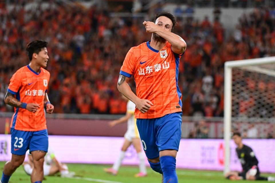 泰山6战不败!5战申花不胜,卡扎戴帽王大雷送点,延续3魔咒