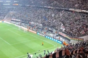 mk体育-足球最美的样子!法兰克福出局后球迷集体高歌鼓舞球队