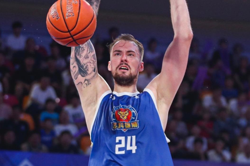 新疆男篮考察两名大外援,达卡里场均24.8+13.6,巴尔文场均18+12