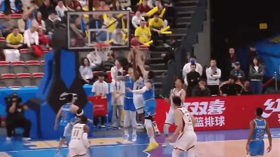 MK体育资讯-奈特直杀篮筐欲上篮，周琦张开长臂将球无情扇飞