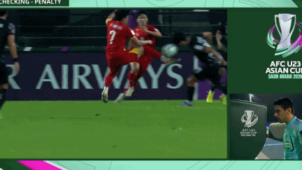 MK体育官网-阮庭北染红离场！飞踹对手小腿，主帅看傻眼，传射建功险送点