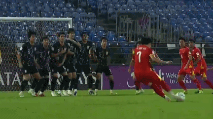 MK体育官网-阮庭北染红离场！飞踹对手小腿，主帅看傻眼，传射建功险送点