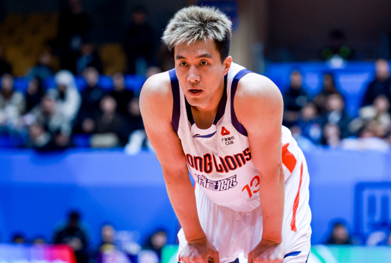 竞技体育-郭艾伦25+6赛季新高！广州负青岛4连败 徐昕14+12段昂君24分