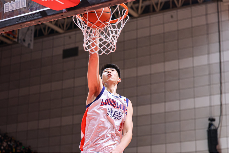 竞技体育-郭艾伦25+6赛季新高！广州负青岛4连败 徐昕14+12段昂君24分