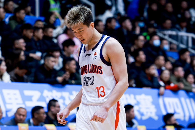 竞技体育-郭艾伦25+6赛季新高！广州负青岛4连败 徐昕14+12段昂君24分