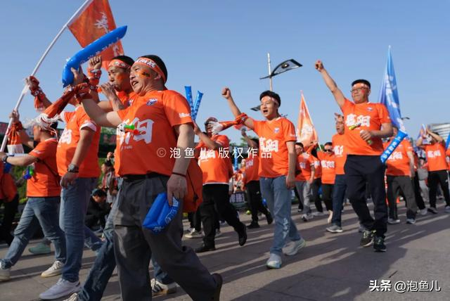 mk体育-楚超第二轮，襄阳3:0拿下随州，但我想聊聊球场边的“拐子情”|任宇翔|体育比赛|球迷|方阵|汉江_新浪体育_新浪新闻