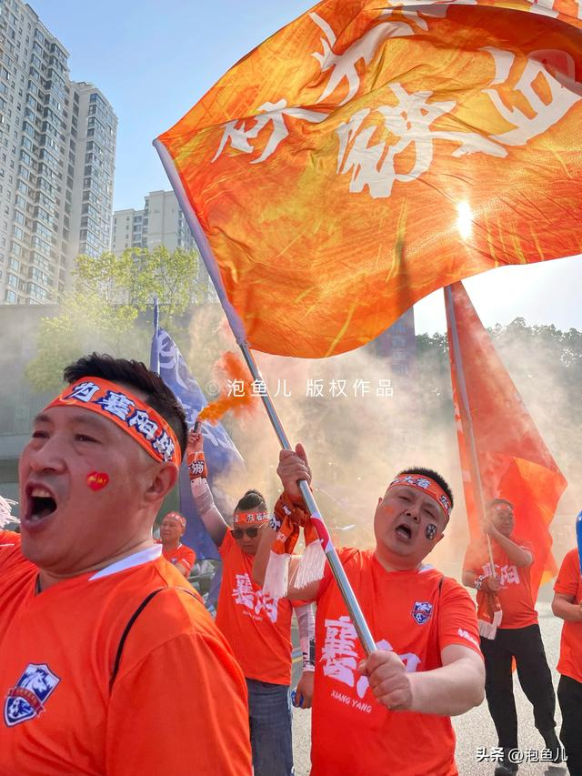 mk体育-楚超第二轮，襄阳3:0拿下随州，但我想聊聊球场边的“拐子情”|任宇翔|体育比赛|球迷|方阵|汉江_新浪体育_新浪新闻