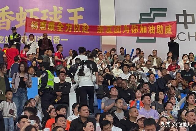 mk体育-楚超第二轮，襄阳3:0拿下随州，但我想聊聊球场边的“拐子情”|任宇翔|体育比赛|球迷|方阵|汉江_新浪体育_新浪新闻